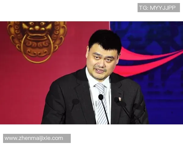 姚明在比赛中全力以赴流汗的瞬间展现了他的拼搏精神与运动员的魅力